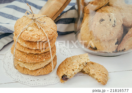 Oatmeal and raisin cookies 21816577