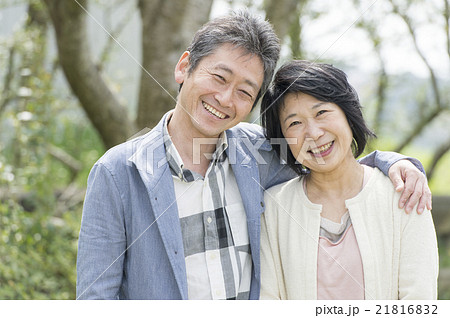 笑顔の50代夫婦の写真素材