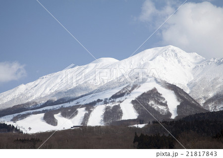 秋田県仙北市 冬の秋田駒ヶ岳とたざわ湖スキー場の写真素材