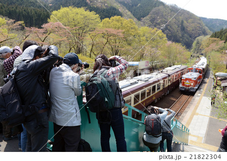 わたらせ渓谷鉄道での撮影ツアーの人々　 21822304