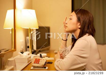 ビジネスホテルの客室で寛ぐ女性 21823299