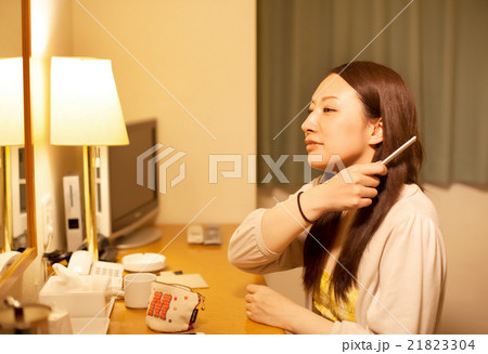 ビジネスホテルの客室で寛ぐ女性 21823304