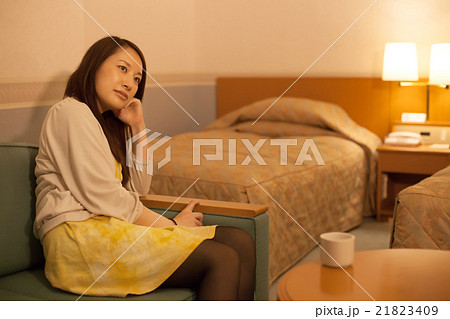 ビジネスホテルの客室で寛ぐ女性 21823409
