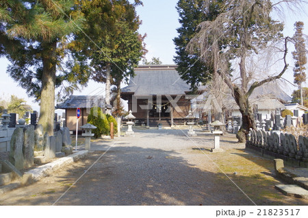 信州　安曇野　平福寺観音堂　参道より　県宝の聖観音菩薩立像を祀る　江戸時代の建築 21823517