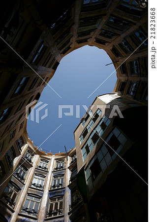 カサ・ミラ　中庭見上げ 21823668