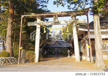 信州　安曇野　中萱の加助神社　入口の鳥居横　年貢減免を訴えて処刑された庄屋を義民として祀る 21823752
