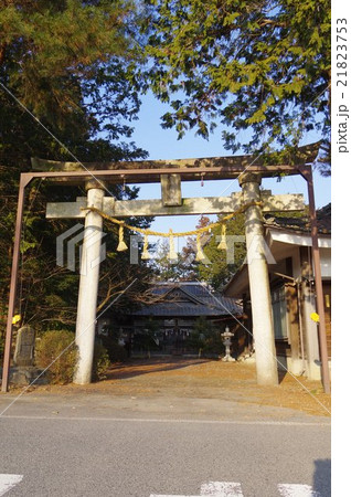 信州 安曇野 中萱の加助神社 入口の鳥居縦 年貢減免を訴えて処刑された庄屋を義民として祀る 信州 安曇野 中萱の加助神社 入口の鳥居縦 年貢減免を訴えて処刑された庄屋を義民として祀る 21823753