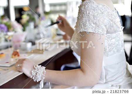新婦ブレスレット、お食事中の新婦様 新婦ブレスレット、お食事中の新婦様 21823766