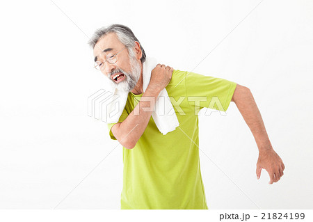 肩を痛めるシニア男性 21824199