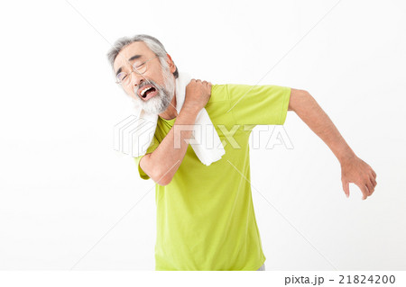肩を痛めるシニア男性 21824200
