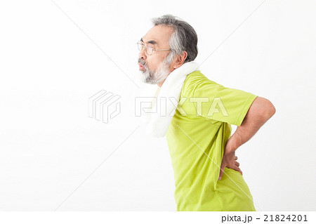 腰を痛めるシニア男性 21824201
