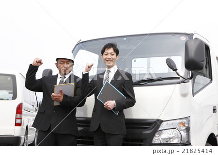 トラック前の男性2人 21825414