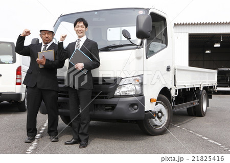 トラック前の男性2人 21825416