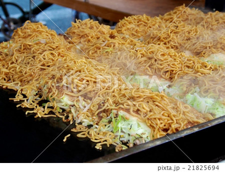 広島風お好み焼き屋台の調理シーン 21825694