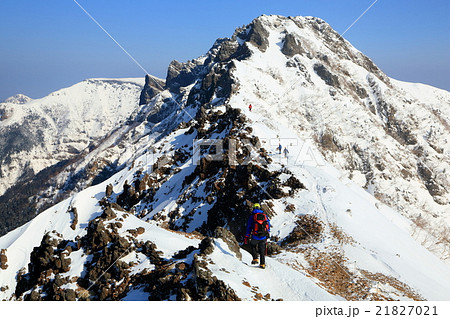冬の八ヶ岳稜線を横岳へ向かう尾山者 21827021
