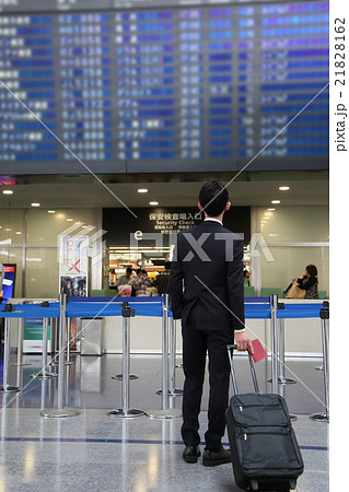 空港　ビジネスマン　電光掲示板 21828162