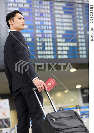 空港　ビジネスマン　電光掲示板 21828163