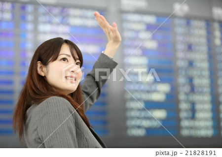空港　ビジネスマン　電光掲示板 21828191