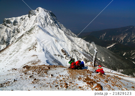 八ヶ岳・赤岳の斜面で休憩する登山者と阿弥陀岳 八ヶ岳・赤岳の斜面で休憩する登山者と阿弥陀岳 21829123