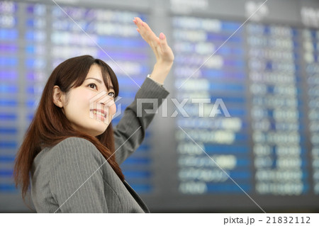 空港 ビジネスマン 電光掲示板の写真素材