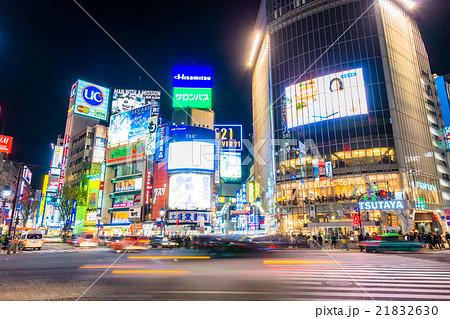 東京 渋谷駅前 スクランブル交差点の写真素材