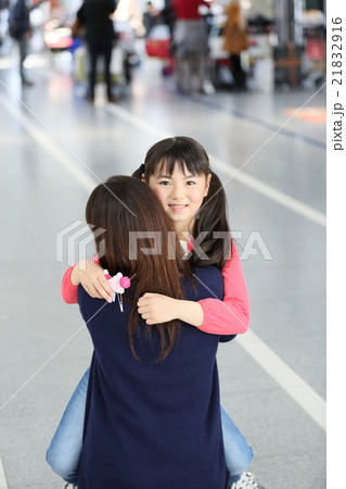 家族から迷子になってしまった女の子 21832916
