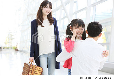 家族から迷子になってしまった女の子 家族から迷子になってしまった女の子 21833033