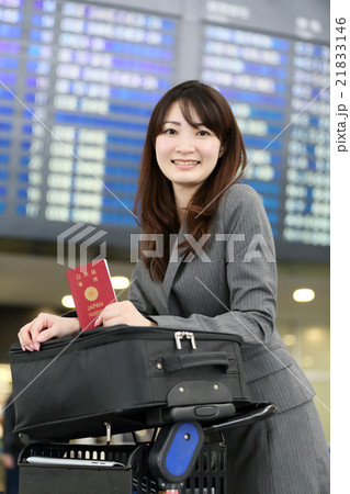 空港 ビジネスマン 電光掲示板 空港 ビジネスマン 電光掲示板 21833146