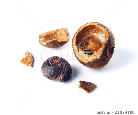Allspice isolated on white  21834180