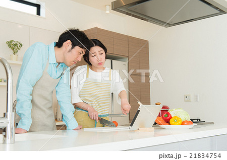 夫婦イメージ（キッチン） 21834754