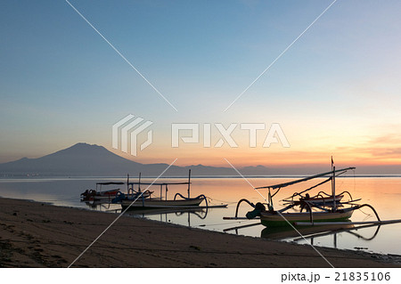 バリ島　サヌール　夜明け　ジュクン　アグン山 21835106