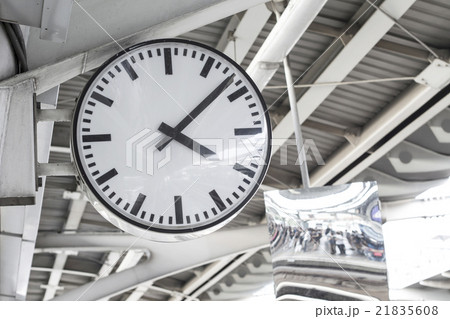 public clock at metro station 21835608