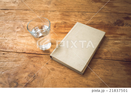 本と水 本と水 21837501