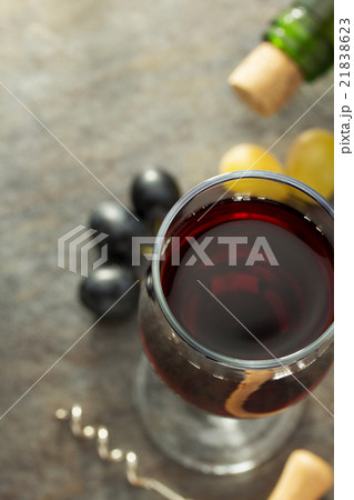 wine glass and grapes 21838623