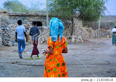 アフリカ エチオピア女性のカラフルな民族衣装の写真素材 2118