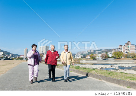 仲良くウォーキングをしている高齢者女性 21840205