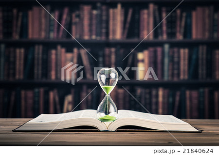 重厚な本と砂時計 21840624
