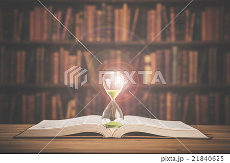 重厚な本と砂時計 21840625