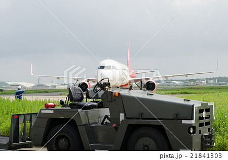 航空機牽引車 エアバスa321 0型 ベトナム機 の写真素材