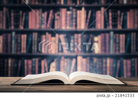 読書 重厚な本 21841533