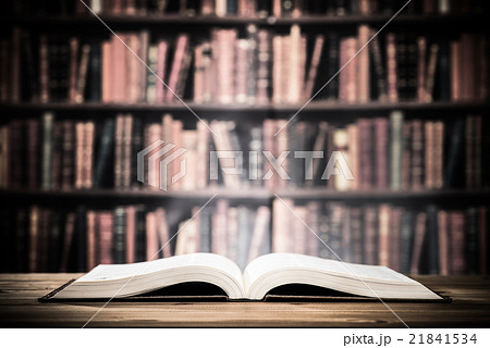 読書 重厚な本 21841534