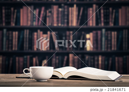 読書とコーヒータイムの写真素材
