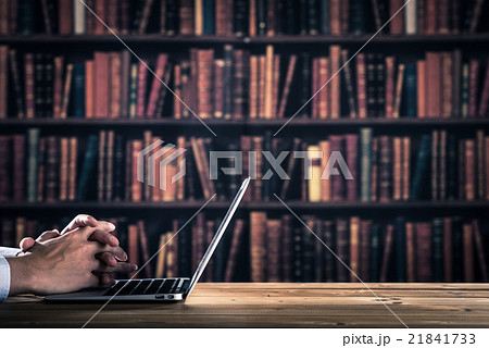 資料室でパソコンを操作する男性 21841733