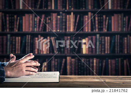 読書と男性の手 読書と男性の手 21841762