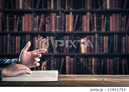 読書と男性の手 読書と男性の手 21841764