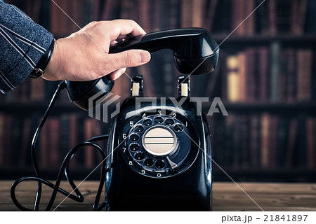 黒電話のダイヤルを回す男性の手 21841897