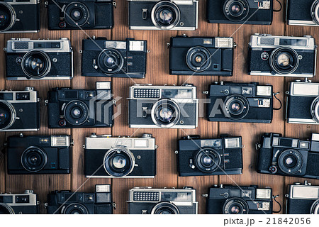 古いカメラ,一眼レフ,木製のテーブルに置かれたフィルムカメラ,俯瞰撮影 21842056