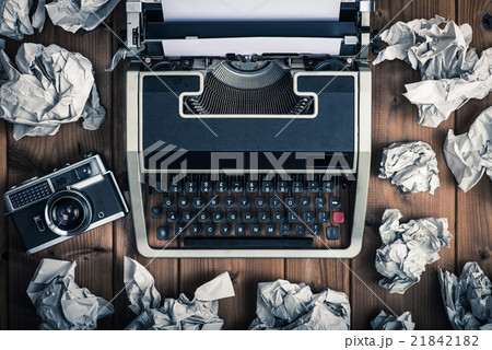 タイプライターと古いカメラ,たくさんの失敗 21842182