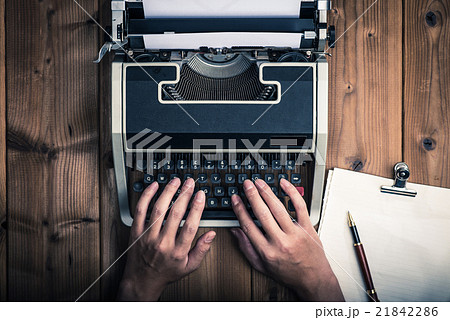 タイプライターを操作する男性 21842286