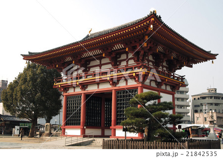 大阪 四天王寺 西大門 極楽門 の写真素材